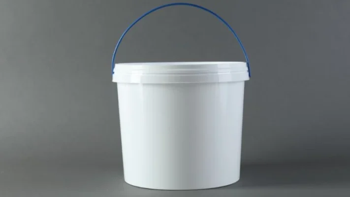 5-gallon-bucket-chicken-feeder-6